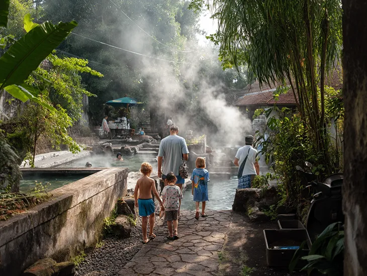 Banjar Hot Springs with kids 2026 – changing rooms, lockers, sulphur stains and comfort tips