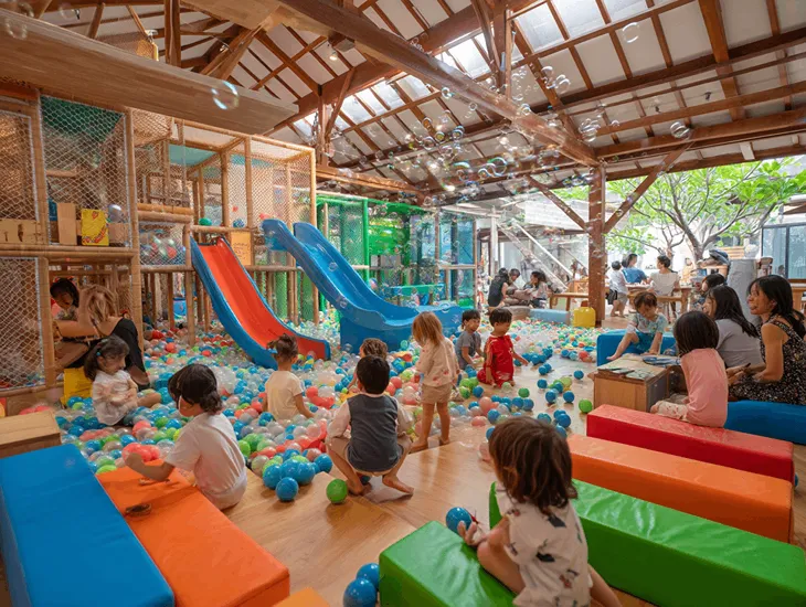 Kids SoHo Playground Bali 2026 – indoor play zones, bubble parties and creative classes for Sanur based families