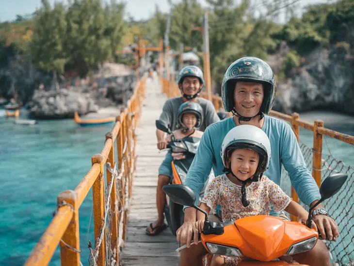 Family Trip to Mahana Point – Scooter rentals, narrow island roads, and bridge access for families visiting Nusa Ceningan.