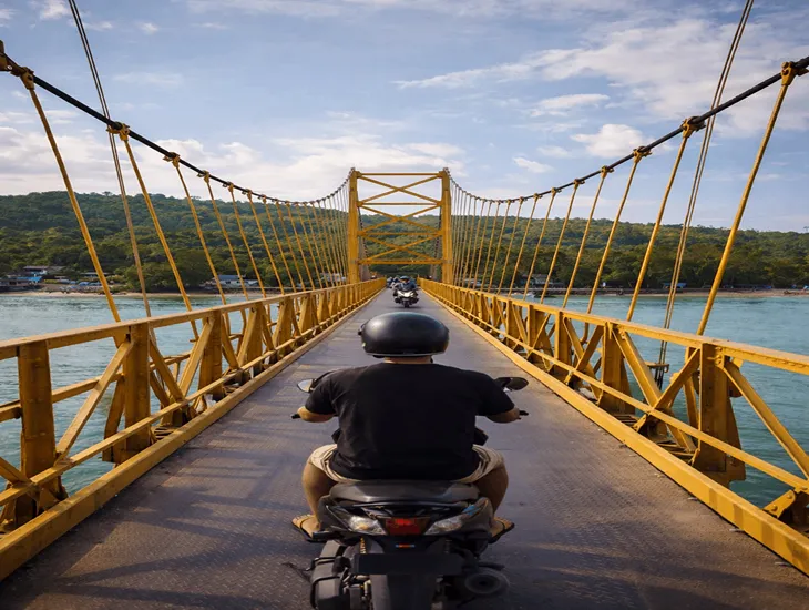 Nusa Lembongan Transport 2026 – A narrow section of the suspension bridge showing the limited space for opposing scooter traffic.