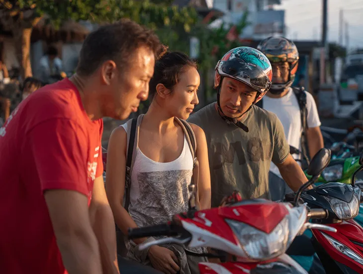 Bali Scooter Rental 2026 – A row of well-maintained scooters available for rent near a port in Nusa Lembongan.