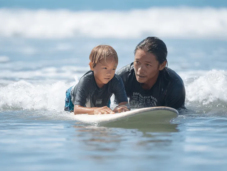 Learning to Surf 2026 – English speaking instructors, protective rash guards, and structured beginner group lessons.