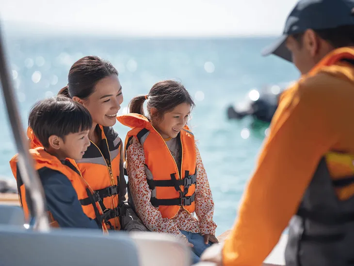 Boat Safety for Families in Bali 2026 – Life jacket requirements, safety briefing, and weather monitoring for a secure family boat trip in Bali.