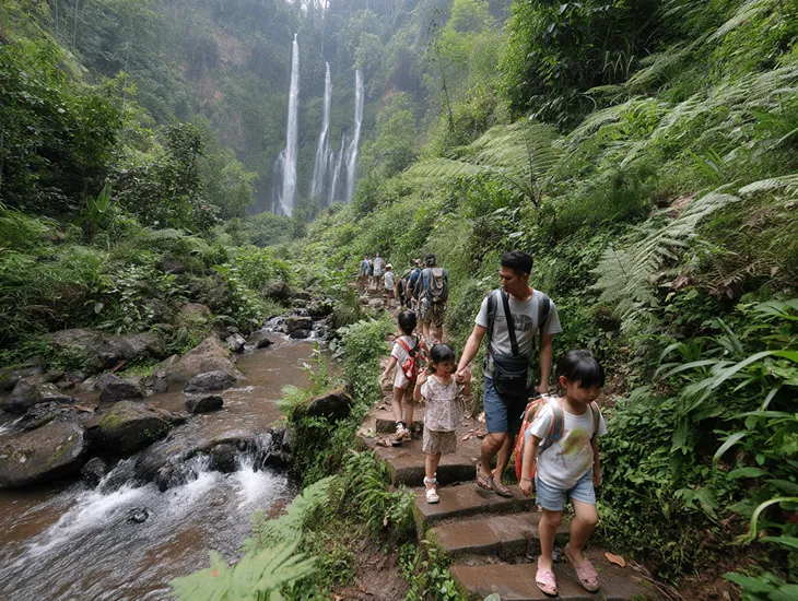 Waterfall Walk with Local Guide 2026 – Certified guides, safety measures, and cultural insights for family trekking