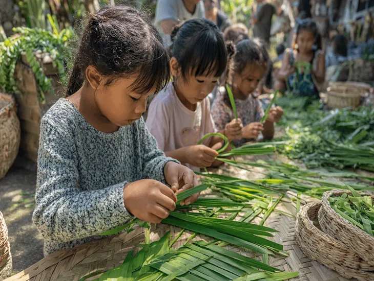 Pandan weaving – eco-friendly Easter baskets made with traditional Balinese techniques, promoting cultural appreciation and sustainability for children in Bali.