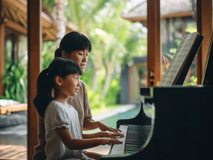 Piano & violin teacher in Bali 2026 – A professional instructor conducting a private violin lesson for a child in an open-air villa studio