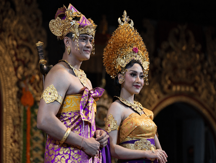 Payas Agung Balinese bridal makeup with srinata forehead detail and gold crown in temple ceremony
