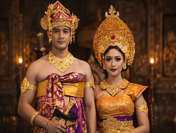 Balinese Bridal Makeup 2026 – Groom and bride in traditional attire with distinct eyeliner and srinata markings