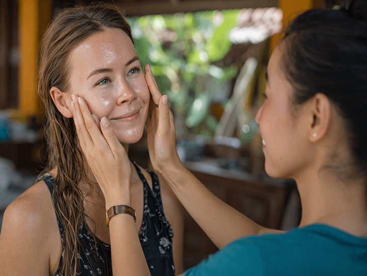 Travel Makeup Kit 2026 – Blotting papers, mini setting powder, and lipstick touch-up essentials for scooter commuters