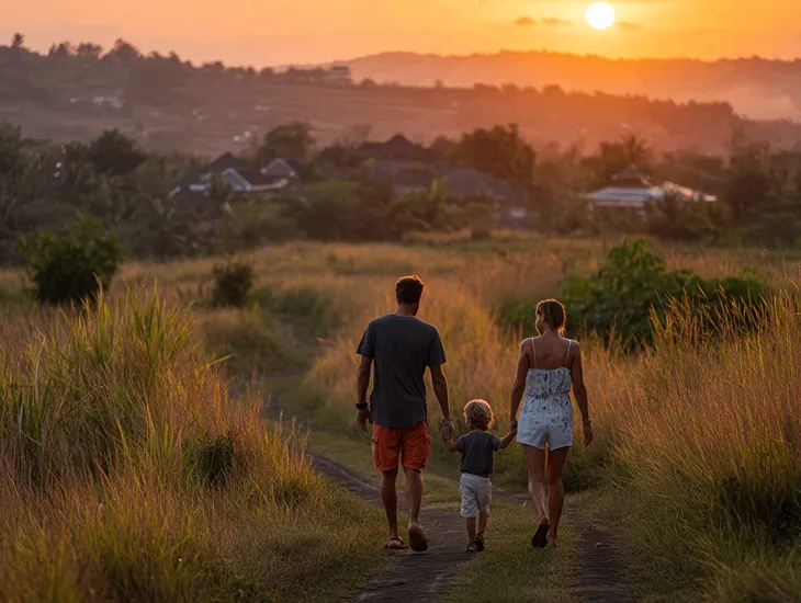 Sunset Plan in Bali – Campuhan Ridge Walk vibe, cooler evening timing, and nanny support for stress-free family photos