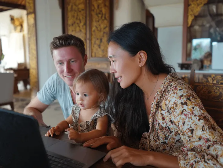 Interview a babysitter in Bali 2026 – A professional babysitter in Indonesia showing a trial candidate the child's schedule.