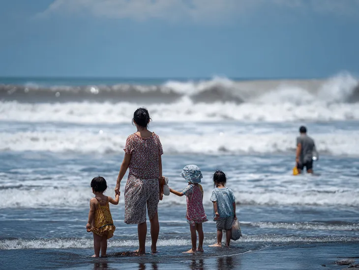 Uluwatu Travel Support 2026 – Professional travel nannies, beach safety supervision, and organized family excursions at Dreamland Beach.