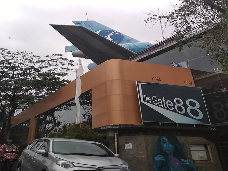 Kids activities in Ubud 2026 – Airplane photo-spot safety tips, sidewalk positioning, and wide-angle family photography planning