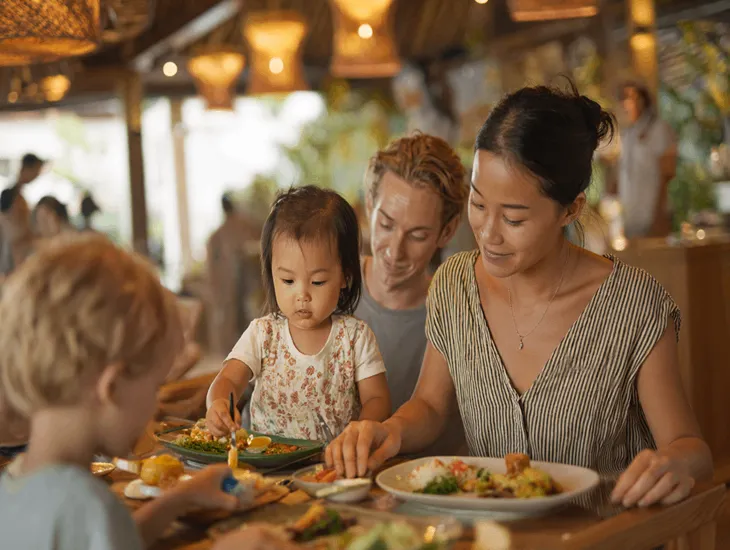Best Restaurants in Ubud 2026 – Parents enjoying a peaceful family dinner with a caregiver