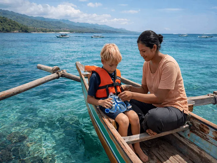 Snorkeling in Candidasa 2026 – Traditional jukung boat tours, coral reef safety, and life jacket requirements for children visiting East Indonesia.
