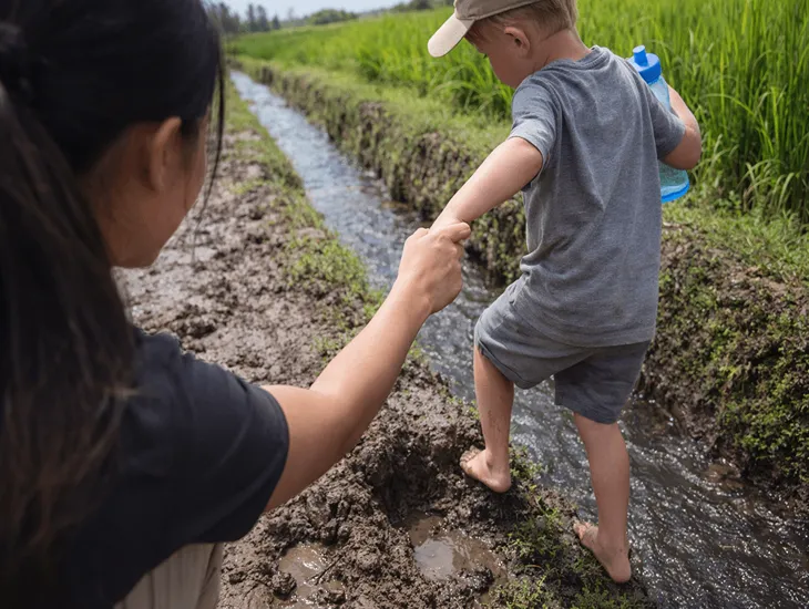 Irrigation Safety in Indonesia 2026 – Childcare safety protocols, water boundary monitoring, and first aid for family excursions.
