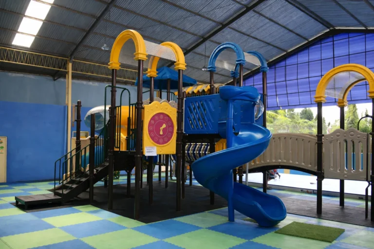 Indoor Play Center in Bali 2026 – Professional babysitter supervising children at an indoor play area.