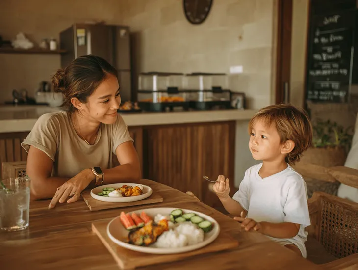Parenting in Bali 2026 – Local food staples, cultural dining etiquette, and balanced nutrition for expat children
