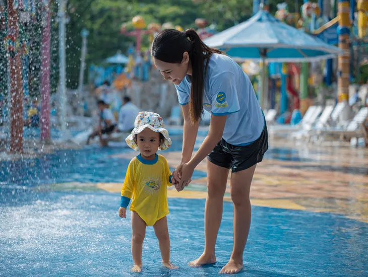 Bali Zoo in Gianyar – Jungle Splash water play zone, toddler-safe fountains, and supervised family cooling area