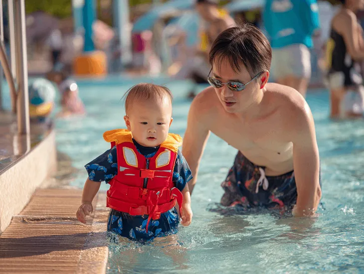 Water Playground Activities 2026 – Expert child supervisor waiting by the shallow lazy river zone