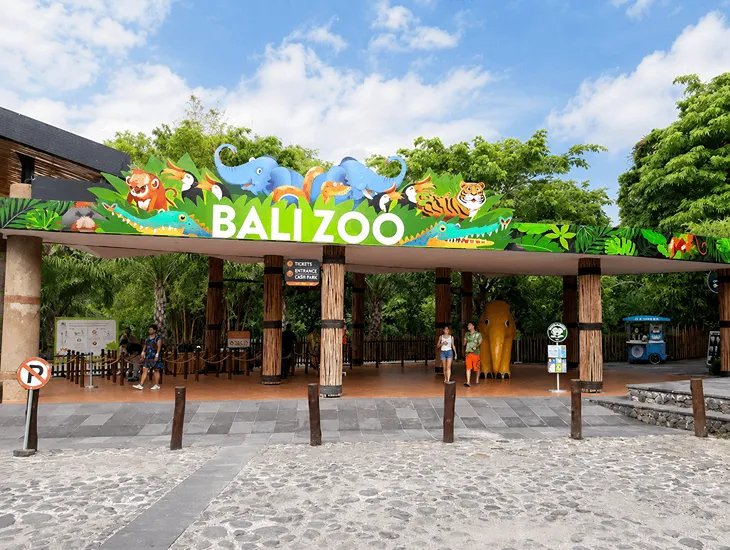 Breakfast with Orangutans at Bali Zoo 2026 – Families arriving at the zoo entrance via private transfer service