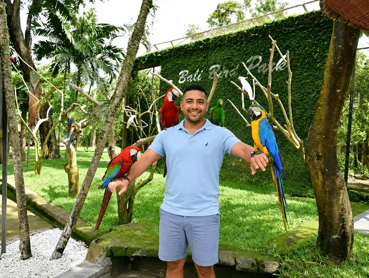 Bali Bird Park Show Schedule – strict safety rules, no chasing or grabbing birds, open aviaries demanding calm behaviour and close supervision around free‑flying species