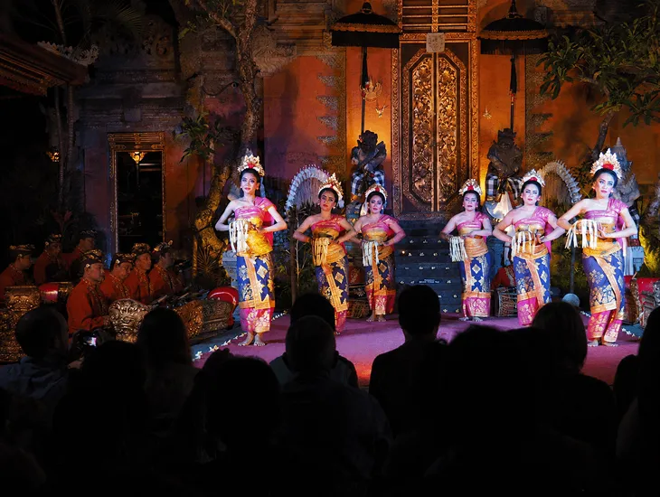 Ubud Palace Legong Dance – nightly courtyard performances with rotating myths. Caregivers help kids follow characters, rhythms, and draw simple travel journals.