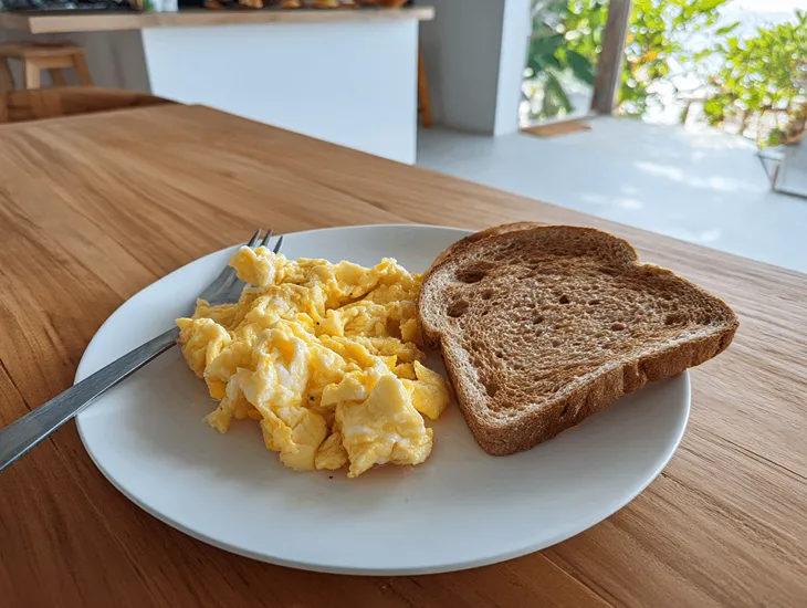 Easy Breakfast Ideas for Kids 2026 – egg and sourdough plates, fresh veggies, and babysitters in Bali serving protein-rich mornings that keep children full and focused