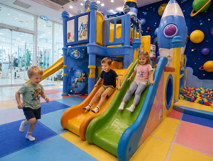 Screen-Free Activities for Kids in Bali 2026 – rainy-day indoor playgrounds, soft climbing structures, and babysitters in Bali guiding cooperative play in a safe space
