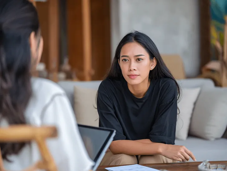 Cheap vs Professional Babysitter Rates 2026 – Expatriate mother greeting a reliable caregiver arriving at her home in Bali