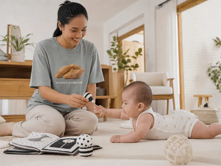 Sitters and Children's Milestones 2026 – Professional babysitter assisting an infant with tummy time and reaching play